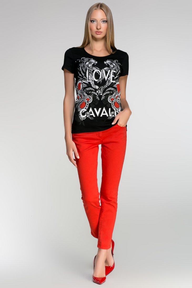 Черная футболка и красные джинсы Roberto Cavalli (Роберто Кавалли)